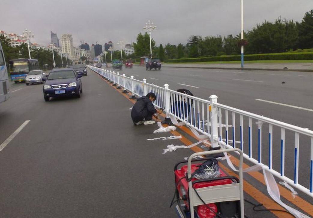 鄂爾多斯市政護(hù)欄批發(fā)廠家|道路護(hù)欄批發(fā)價格